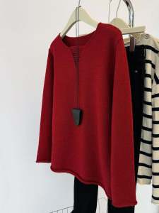 เสื้อสเวตเตอร์ถักคอวีสีแดงหรูหราสำหรับผู้หญิง ทรงหลวม แขนยาว ปกติ ฤดูใบไม้ร่วง/ฤดูหนาว เสื้อถักแบบเปิดหลัง คอกลม แขนยาว