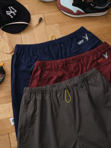 กางเกงขาสั้นปักลายเป็ดบุกเบิกฤดูร้อน กางเกงขาสั้นลำลองหลวมๆ น้ำหนักเบาระบายอากาศได้ดี สไตล์อเมริกัน วัสดุโพลีเอสเตอร์ 100%