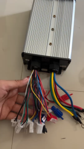 กล่องคอนโทรสำหรับรถไฟฟ้า 48-64v 1200w สินค้าพร้อมส่งจากไทย มีคู่มือให้ค่ะ  สามารถใช้กับรถไฟฟ้าได้ทุกชนิด 2ล้อ 3ล้อ 4 ล้อ   สเปค 48-64v 1200w