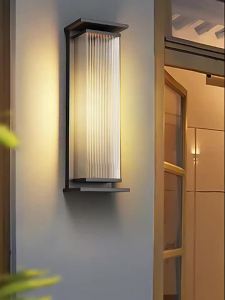 โคมไฟติดผนังกลางแจ้งกันน้ำลานกลางแจ้งโคมไฟติดผนังภายนอกเสาผนังที่ทันสมัยเรียบง่ายกันน้ำโคมไฟเหนี่ยวนำ