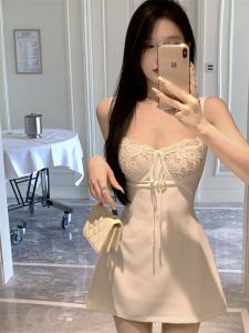 ชุดเดรสยาวแขนกุดคอวีสไตล์ฝรั่งเศส ทรงเอ เอวสูง แขนกุด ผ้าชีฟอง ฤดูร้อน 2025 ชุดเดรสยาวปานกลางผ้าลูกไม้ผสม