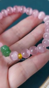 Vòng tay đá Mắt Mèo size 7.8 li màu hồng cam vàng mơ phối charm cỏ 4 lá bánh xe mã não cắt giác dễ thương | Hoa Minh Gem