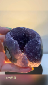Amethyst Asli dengan Tepi Digilap 💡 Permukaan digilap halus dengan kerja tangan yang rapi dilengkapi lampu memberikan pengalaman visual yang berbeza 🔦