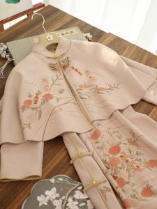 หนังกลับแขนยาวสไตล์หนุ่ม ชุดกี่เพ้า พร้อมผ้าคลุมไหล่ ฤดูใบไม้ผลิ ฤดูใบไม้ร่วง ชุดเดรสประจําวันรุ่นใหม่ เรียบหรู ต่ํา ผ่าชาย โพลีเอสเตอร์ ไฟเบอร์