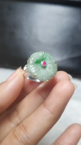 J459 แหวนหยกแกะสลักดอกเหมยฮวา แต่งเกสรด้วยทับทิมพม่า