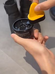 Semir Sepatu Hitam dan spon Penyikat Semir