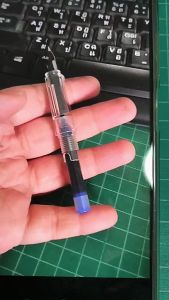 ปากกาหมึกซึม หัวโค้ง พร้อมหมึกหลอด และหลอดหมึก