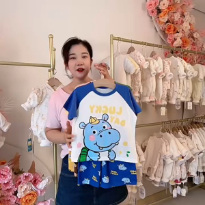 👧🧒🐱🦁 2025 เสื้อโฮมเด็ก ลายการ์ตูนน้องแมว+สิงโต สองชิ้น แขนสั้น+กางเกงสั้น นุ่มสบาย  ชุดโฮมสวยๆสำหรับเด็กผู้ชาย&ผู้หญิง 🌞