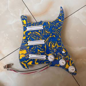 Prewired Loaded Guitar Stratocaster Pickguard SSS Pick Guard Mini Hubucker High Output DCR Coil Splitting Switch Abalone Shell Pickguard for Fender Electric Guitar Part Replacement