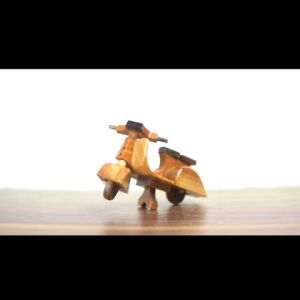 Kerajinan jogja Miniatur VESPA kayu khas Jogja