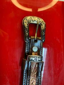 เข็มขัดหนังคาบอย2ชั้นฟรีไรร์หัวชุดคาวบอยเนื้อซื้งค์สีเงิน25มมพร้อมสายหนังดุนลายตอกด้วยมือกว้าง35มมเกรดเอ