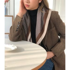 ผ้าพันคอไหมเทียมขนาดเล็ก 70*70 ผ้าพันคอสี่เหลี่ยมเล็กแบบโซ่ระดับไฮเอนด์สำหรับผู้หญิง ผ้าพันคอสีสันสดใสแบบลำลองสำหรับฤดูใบไม้ร่วงและฤดูหนาว