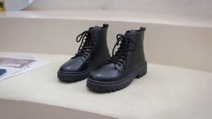 [ส่งเร็วพิเศษ!] รองเท้าแฟชั่นลูกไม้สีดำขึ้นรองเท้ามาร์ตินรองเท้าผู้หญิงฤดูร้อนและฤดูใบไม้ร่วงปี 2025 รองเท้าบูทส้นหนา