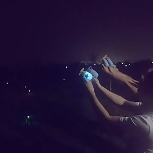 Đồ chơi súng bắn chong chóng kèm con quay phát sáng nhiều màu sắc -Aeneas Shop