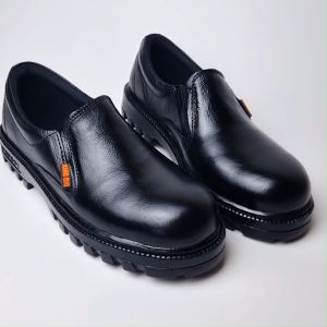 Sepatu kulit safety slip on pria ujung besi