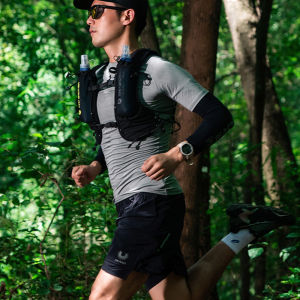 MAP BROTHER กระเป๋าเป้สะพายหลังสำหรับใส่น้ำ กระเป๋าเป้สะพายหลังพร้อมสายรัดเสื้อกั๊กสำหรับถุงน้ำขนาด 2 ลิตร สำหรับการเดินป่า ตั้งแคมป์ วิ่ง มาราธอน การแข่งขัน กีฬา