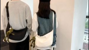 Tas Kanvas Uniqlo Mini Wanita Selempang Waist Bag Sling Bag Shoulder Round Bulat Uniqlo Cewek / Tas Wanita Tas Bahu Mini Wanita Sling Bag Tas Selempang Wanita Import Selempang Waist Bag Tas Kuliah Nylon Uniqlo Crossbody Bag Bag Uniqlo Sling Bag Handbag