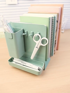 เตรียมจัดส่งที่จัดระเบียบหนังสือ ลายการ์ตูน น่ารัก ฉากกั้นหนังสือ ขนาดใหญ่ ปรับยืดหดได้มาพร้อมที่ใส่ปากกาแบบถอดได้ ตะขอ และกล่องเก็บของ