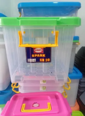 BOX CONTAINER SPARK SHINPO CB 30 ADA RODA DI BAWAH Volume : 30 Ltr Ukuran (P x L x T) : 48.5 x 31.0 x 27.5 cm