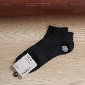 ถุงเท้าผ้าฝ้ายถักที่สะดวกสบายของผู้ชายที่มีความดูดซับความชื้นและป้องกันกลิ่นมีสไตล์หลอดสั้นสีบริสุทธิ์