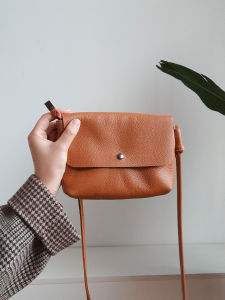 กระเป๋าสะพายข้างหนังวัวชั้นแรกขนาดเล็กแบบมินิ ทรงสี่เหลี่ยม ปิดด้วยซิป สายสะพายไหล่แบบลำลอง กระเป๋าใส่โทรศัพท์มือถือ สไตล์อเมริกันและยุโรป