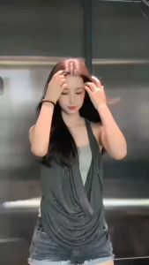 Miko พร้อมส่ง🐨🎐 เสื้อกล้ามแขนกุด คอถ่วง คล้องคอสีเทา ดีไซน์2ชิ้นติดกัน ติดเพชร เสื้อครอปทรงเข้ารูป สไตล์ฝรั่งเศส ผู้หญิง