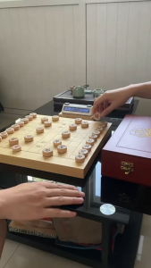 Bộ cờ tướng cao cấp với hộp gỗ sang trọng và bàn cờ truyền thống sử dụng trong giải cờ tướng đồng đội Trung Quốc Giáp cấp liên tái
