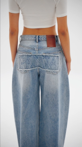 Pania embossed logo jeans in Pismo wash แพนญากางเกงยีนส์โลโก้นูนสีพิซโมวอช