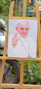 Tranh Đức Giáo Hoàng Fransis tranh công giáo chất liệu in gỗ tráng gương có bọc viền