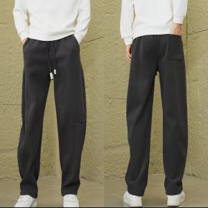 กางเกงวอร์มทรงหลวมขาตรงสำหรับผู้ชาย ฤดูหนาว 2024 กางเกงขายาวลำลองผ้าขนแกะเนื้อหนา ทรงหลวม สไตล์เรียบง่าย สวมใส่สบาย
