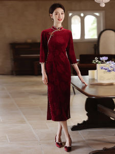 ชุดกี่เพ้าไหมปรับปรุงสำหรับคุณแม่ ชุดแต่งงานสีแดง ชุดกี่เพ้าสไตล์ย้อนยุค ชุดกี่เพ้ายาว แขนยาว ปิดด้วยกระดุม ชุดกี่เพ้าสำหรับผู้หญิง