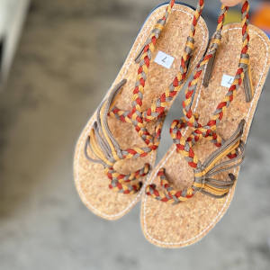 รองเท้าแตะลําลองไทยทอมือใหม่สําหรับผู้หญิงแฟชั่นชายหาดฤดูร้อนสวมกันลื่นทนต่อการสึกหรอข้อเท้าต่ําออกแบบพื้นยาง