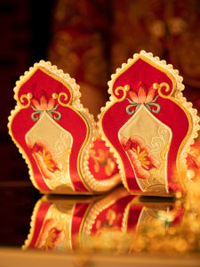 Wedding Shoes Chinese Style Hanfu Womens High Heel Embroidered Flower Shoes Red Block Shoes Traditional Cotton Low Heel Glue Adhesive Shoes