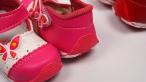 Sepatu Bayi Bunyi Perempuan Motif Kupu–Kupu Kecil Usia 1-3 Tahun / Sepatu Anak Balita Murah / Sepatu Bunyi Anak Perempuan – KUPU2KECIL021