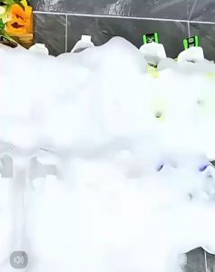 Shoe soaking liquid with oxygen decomposition degreasing yellowing stain removal and white shoes cleaning tool Safety