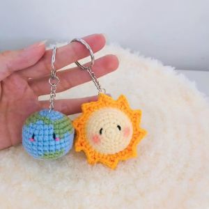 Móc khóa len couple Trái Đất và Mặt Trời xinh xắn