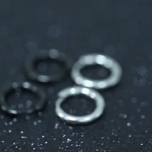 Khuyên tai nam màu bạc tròn hoa bông tai nam xỏ cá tính titan basic phong cách G-dragon đẹp màu bạc và đen DETINO KT01