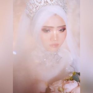 Soft Tile Silk Pengantin\\n\\nSoft Tile Silk Pengantin adalah solusi ideal untuk menciptakan tata letak elegan untuk pernikahan dengan material berkualitas tinggi. Dengan desain mewah yang cocok untuk ruang tamu, Soft Tile Silk Pengantin menawarkan tampilan halus dan nyaman yang akan meningkatkan estetika interior Anda.\\n\\n Soft Tile Silk Pengantin: Material Berkualitas Tinggi\\n\\nSoft Tile Silk Pengantin adalah produk yang dirancang dengan bahan berkualitas tinggi, menawarkan tampilan halus dan nyaman. Bahan ini sangat cocok untuk digunakan dalam berbagai setting, terutama di ruang tamu. Desain mewah dari Soft Tile Silk Pengantin dapat memperindah ruangan dan memberikan nuansa elegan pada setiap sudutnya.\\n\\n Desain Mewah untuk Ruang Tamu\\n\\nSoft Tile Silk Pengantin dirancang khusus untuk menciptakan desain mewah yang cocok untuk ruang tamu. Dengan pilihan warna dan motif yang beragam, Anda dapat menyesuaikan tampilan interior sesuai dengan selera dan kebutuhan Anda. Selain itu, bahan berkualitas tinggi membuat Soft Tile Silk Pengantin tahan lama dan mudah dirawat.\\n\\n Tampilan Halus dan Nyaman\\n\\nSoft Tile Silk Pengantin menawarkan tampilan halus dan nyaman yang akan memperindah ruangan Anda. Dengan tekstur lembut dan permukaan yang rata, bahan ini sangat cocok untuk digunakan sebagai latar belakang dinding atau alas lantai. Selain itu, Soft Tile Silk Pengantin juga dapat memberikan efek visual yang menarik dan membuat ruangan tampak lebih luas.\\n\\n Cara Menggunakan Soft Tile Silk Pengantin\\n\\nMenggunakan Soft Tile Silk Pengantin sangat mudah dan praktis. Berikut adalah langkah-langkah instalasi dan tips penyimpanan serta perawatan yang dapat Anda ikuti:\\n\\n Langkah-langkah Instalasi\\n\\n1. Bersihkan permukaan dinding atau lantai sebelum menginstal Soft Tile Silk Pengantin.\\n2. Potong bahan sesuai dengan ukuran yang diinginkan.\\n3. Tempelkan bahan pada permukaan dinding atau lantai menggunakan lem atau perekat khusus.\\n4. Biarkan bahan menempel dengan kuat selama beberapa jam.\\n\\n Tips Penyimpanan dan Perawatan\\n\\n1. Simpan Soft Tile Silk Pengantin di tempat yang kering dan terlindungi dari sinar matahari langsung.\\n2. Bersihkan bahan secara berkala dengan lap lembut atau vacuum cleaner.\\n3. Hindari penggunaan produk pembersih keras atau berbahaya yang dapat merusak bahan.\\n\\n Keuntungan Menggunakan Soft Tile Silk Pengantin\\n\\nSoft Tile Silk Pengantin menawarkan banyak keuntungan bagi pengguna. Berikut adalah beberapa keuntungan utama yang dapat Anda rasakan:\\n\\n Durabilitas dan Ketahanan\\n\\nSoft Tile Silk Pengantin dibuat dengan bahan berkualitas tinggi yang tahan lama dan kuat. Bahan ini dapat bertahan lama meskipun digunakan secara intensif dan sering diterpa oleh faktor lingkungan seperti sinar matahari, debu, dan lain-lain.\\n\\n Fleksibilitas dan Kustomisasi\\n\\nSoft Tile Silk Pengantin sangat fleksibel dan dapat disesuaikan sesuai dengan kebutuhan Anda. Anda dapat memilih warna, motif, dan ukuran yang berbeda untuk menciptakan desain unik dan menarik. Selain itu, bahan ini juga mudah dipotong dan dipasang, sehingga memudahkan proses instalasi.\\n\\nDengan Soft Tile Silk Pengantin, Anda dapat menciptakan tata letak elegan untuk pernikahan dengan material berkualitas tinggi yang akan memperindah ruangan Anda. Jangan ragu untuk menggunakan produk ini dan nikmati keuntungan yang ditawarkannya!\n}