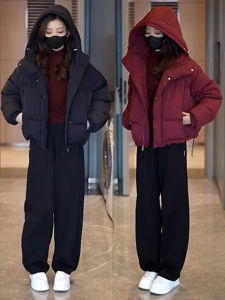 แจ็คเก็ตผ้าฝ้ายหนาแบบมีฮู้ดสั้นสีแดงวินเทจสำหรับผู้หญิงในฤดูหนาว เสื้อคลุมกันหนาวแบบหนา ทรงหลวม ปกติ เสื้อคลุมกันหนาวแบบสวมหัว