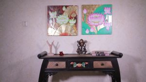 ภาพติดหลังหิ้งพระ รูปภาพดอกบัวติดผนังต้นโพธิ์ รูปภาพ กรอบรูปเสริมมงคล ภาพแต่งบ้าน งานบีบสีนูนปิดทอง กรอบรูปไม้ พร้อมกรอบ ขนาด50cm