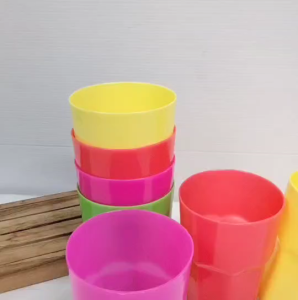 แก้วน้ำ แก้วน้ำพลาสติก แพ็ค 12 ใบ  16 ออนซ์  คละสี แก้วน้ำพลาสติก ทรงเหลี่ยมเพชร