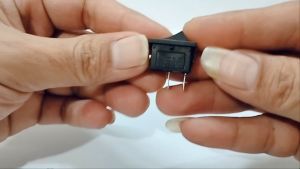 Pengenalan Saklar On Off Sedang 2 Pin Hitam
