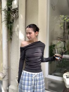 เสื้อสเวตเตอร์ถักแขนยาวทรงสลิมฟิตสำหรับผู้หญิง ทรงไหล่ไม่สมมาตร แขนยาว ฤดูหนาว 2021 เสื้อผ้าทำงานสไตล์เกาหลี