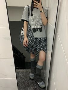 กระโปรงสั้นทรงเอเอวสูงลายสก็อตสีดำขาวทรงสลิมฟิตสำหรับผู้หญิงในช่วงฤดูร้อน สไตล์ย้อนยุคแบบไม่สมมาตร เหมาะสำหรับวัย 18-24 ปี