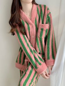 ชุดนอนผ้าขนแกะสีชมพูน้ำเงิน แขนยาว คอวี ปิดด้วยกระดุม อบอุ่น นุ่ม สบาย เหมาะสำหรับฤดูใบไม้ร่วงและฤดูหนาว