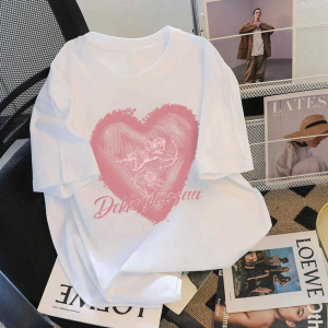 T-Shirt Wanita Lengan Pendek Putih - Motif Kartun Dongeng & Huruf Cinta Katun Tipis Bernapas Tren Musim Panas 2025 Desain Streetwear Korea-Jepang Oversize Slim Fit Baju Kasual Kerah Bulat Gaya Harajuku OOTD Kantor Ukuran Besar Tops Gratis Ongkir