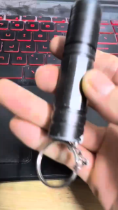 Đèn pin mini móc khóa đuôi nam châm đèn bin mini cầm tay vỏ hợp kim nhôm chống nước pin AA nhỏ gọn bỏ túi