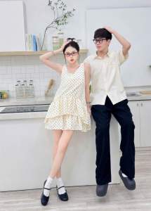 Set đồ đôi sơmi nam màu kem trơn phối váy nữ dáng suông tầng (tặng kèm cột tóc)