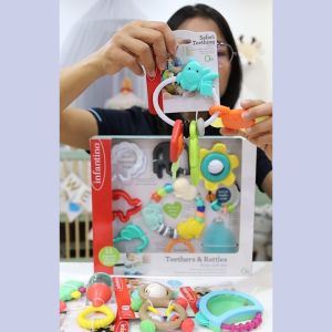 INFANTINO ยางกัดสำหรับเด็ก เขย่ามีเสียง Babys 1st Teethe & Play Music (3m+)
