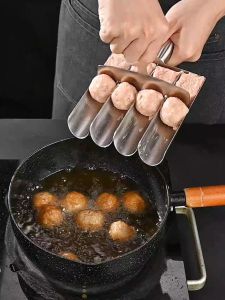 เครื่องทำลูกชิ้น เครื่องทำลูกชิ้นสเตนเลส 304 แบบไม่ติดกระทะ ช้อนทำลูกชิ้นพกพา เครื่องทำลูกชิ้น ต้องมีในครัวและร้านอาหาร ชุดทำลูกชิ้น เครื่องมือทำอาหารที่บ้าน (4 ช่อง)